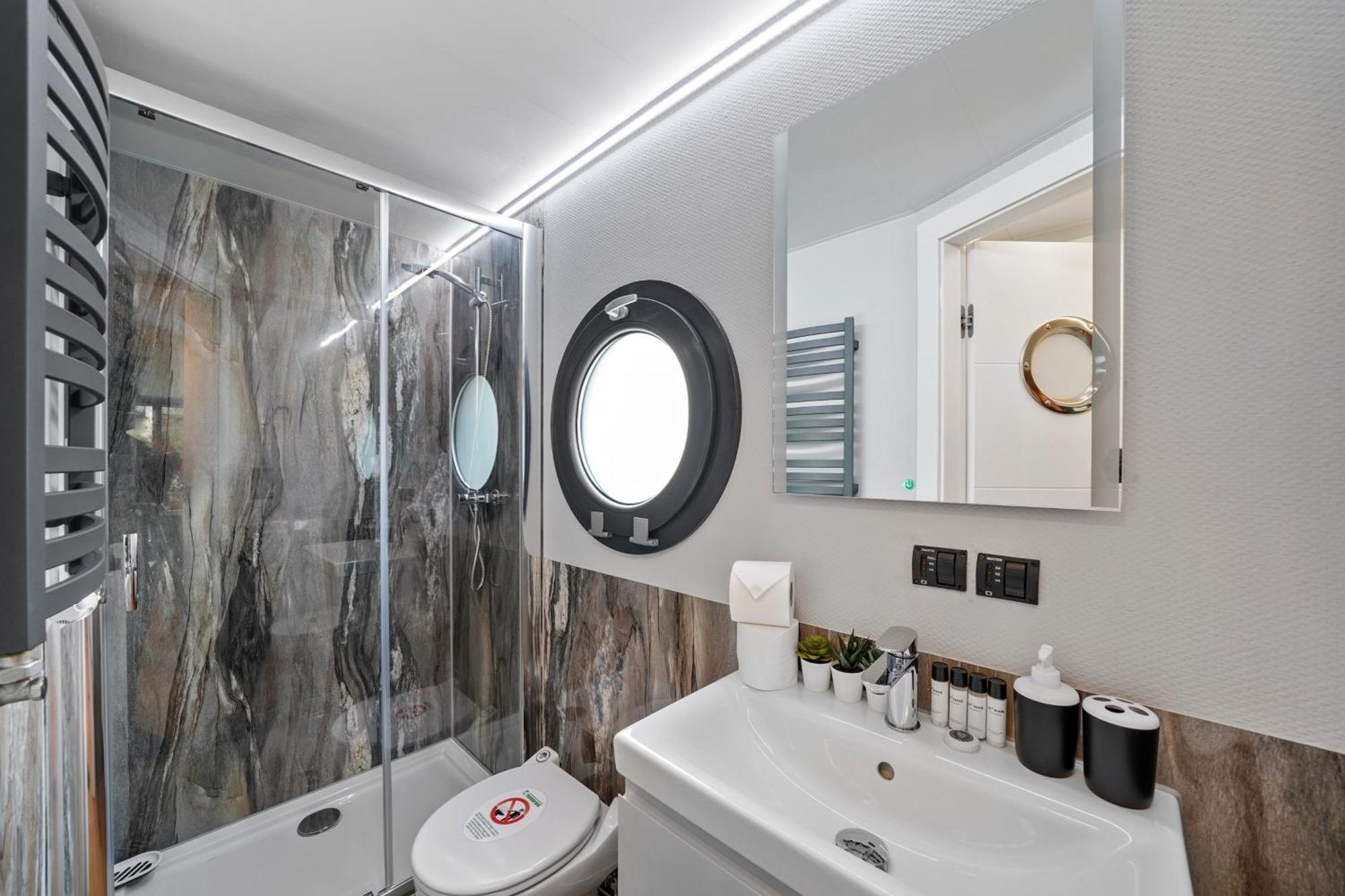 Unique Water Lodge In London - Sleeps 6 Exteriör bild